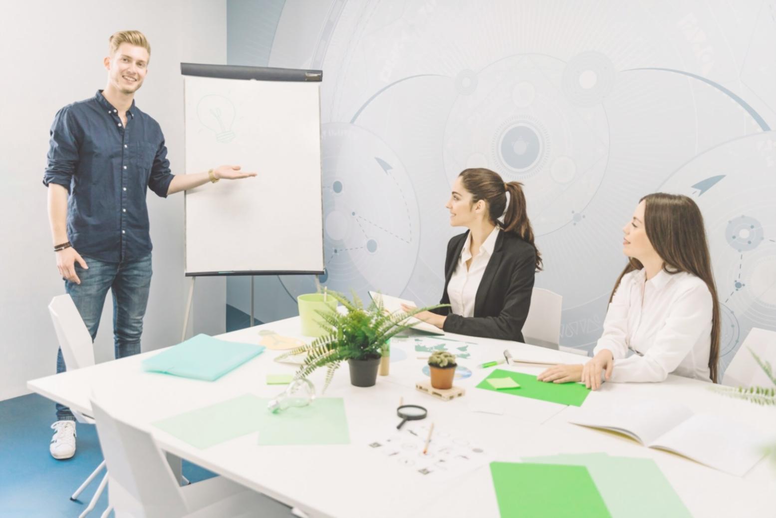 Detaillierte Finanzanalyse und Budgetplanung am Arbeitsplatz