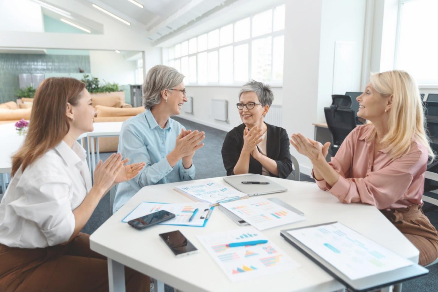 Teilnehmer bei der gemeinsamen Bearbeitung von Cashflow-Analysen